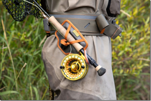 アングル：釣り場でのロッド携行に便利なロッドホルダー『フィッシュポンド クイックショット ロッドホルダー2.0』が発売されます
